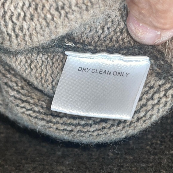 Tagio full zip wool cardigan sweater. EUC size medium - Picture 9 of 9